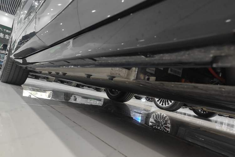 Used VOYAH FREE 2025 Model FREE+ Rear-Drive Qiankun Edition Left Side Sill