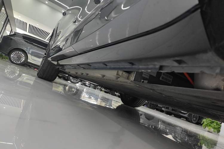 Used VOYAH FREE 2025 Model FREE+ Rear-Drive Qiankun Edition Left Side Sill