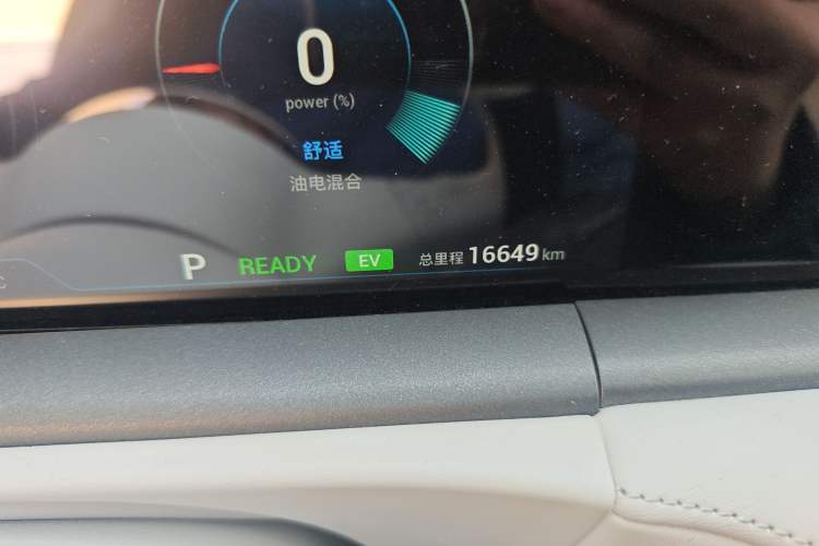 Used VOYAH FREE 2025 318 259 km All-Wheel-Drive Exploration Edition Odometer Close Up