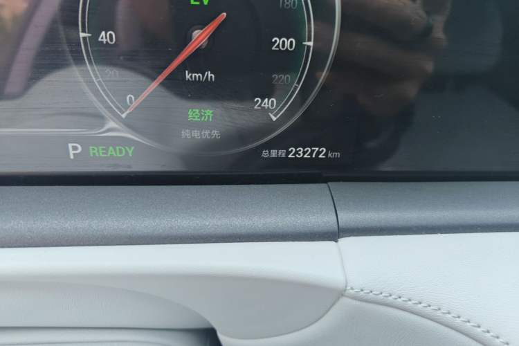 Used VOYAH FREE 2025 318 259 km All-Wheel-Drive Exploration Edition Odometer Close Up