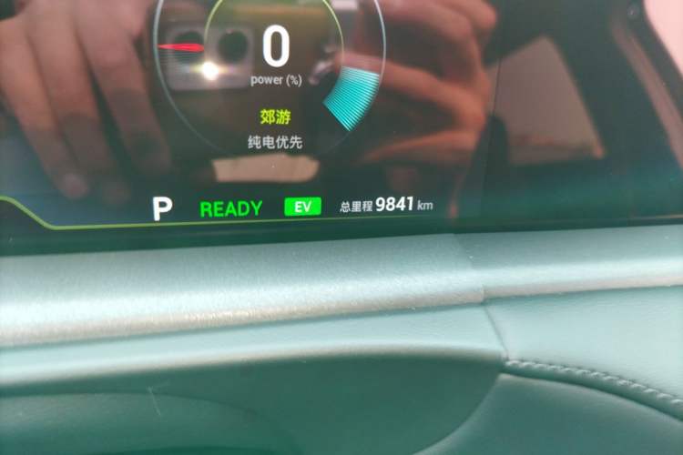 Used VOYAH FREE 2025 318 259 km All-Wheel-Drive Exploration Edition Odometer Close Up