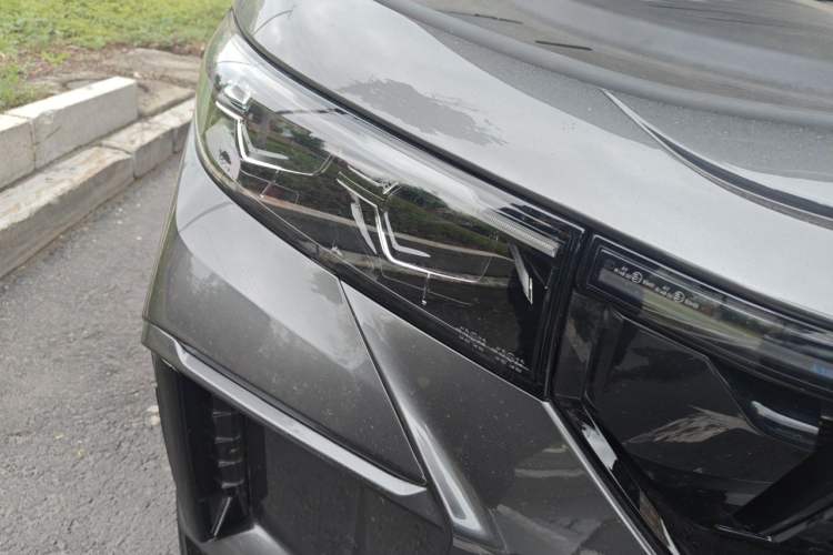 Used VOYAH FREE 2025 318 259 km All-Wheel-Drive Exploration Edition Right Front Headlight
