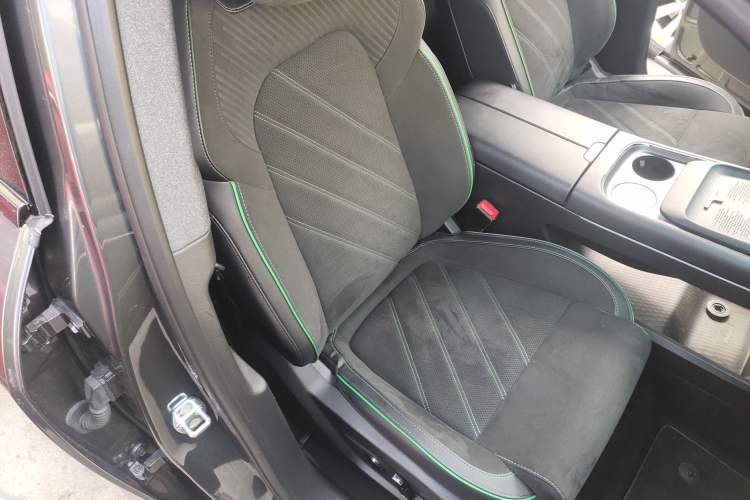 Used VOYAH FREE 2025 318 259 km All-Wheel-Drive Exploration Edition Right Front Seat