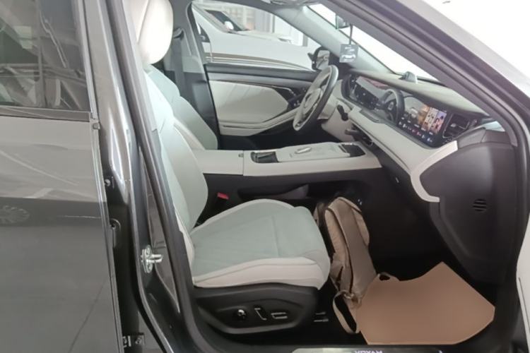 Used VOYAH FREE 2025 318 259 km All-Wheel-Drive Exploration Edition Right Front Seat