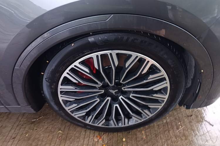 Used VOYAH FREE 2025 Model FREE+ Four-Wheel-Drive Qiankun Edition Right Front Wheel Hub