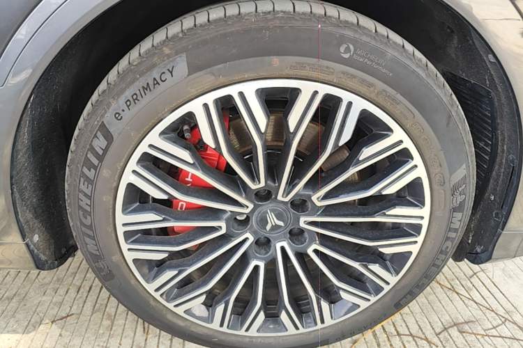 Used VOYAH FREE 2025 Model FREE+ Four-Wheel-Drive Qiankun Edition Right Front Wheel Hub