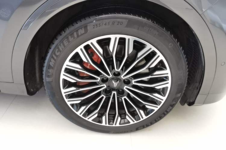Used VOYAH FREE 2025 Model FREE+ Four-Wheel-Drive Qiankun Edition Right Front Wheel Hub