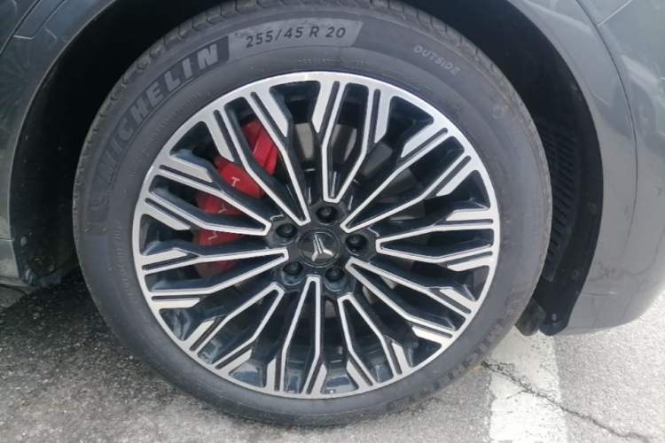 Used VOYAH FREE 2025 Model FREE+ Four-Wheel-Drive Qiankun Edition Right Front Wheel Hub