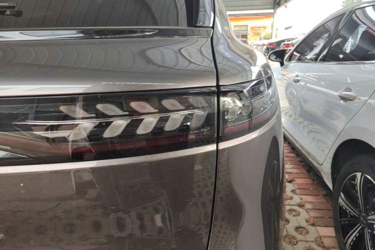 Used VOYAH FREE 2025 Model FREE+ Rear-Drive Qiankun Edition Right Rear Taillight