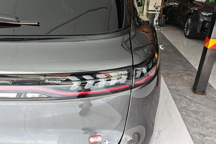 Used VOYAH FREE 2025 Model FREE+ Rear-Drive Qiankun Edition Right Rear Taillight