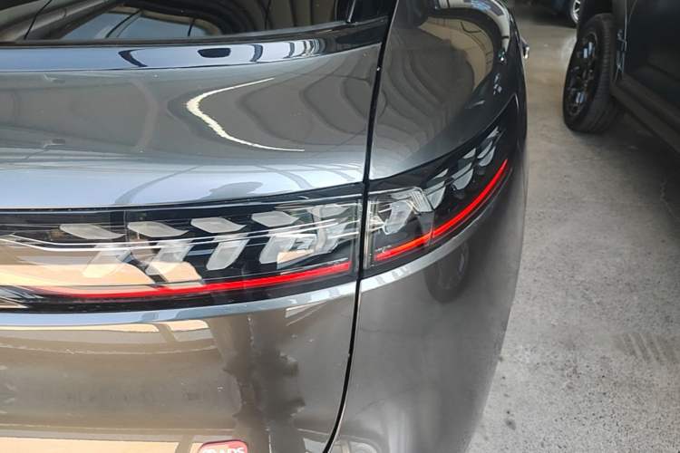 Used VOYAH FREE 2025 Model FREE+ Rear-Drive Qiankun Edition Right Rear Taillight