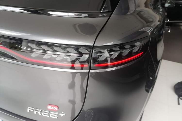 Used VOYAH FREE 2025 Model FREE+ Four-Wheel-Drive Qiankun Edition Right Rear Taillight