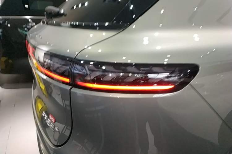 Used VOYAH FREE 2025 Model FREE+ Four-Wheel-Drive Qiankun Edition Right Rear Taillight