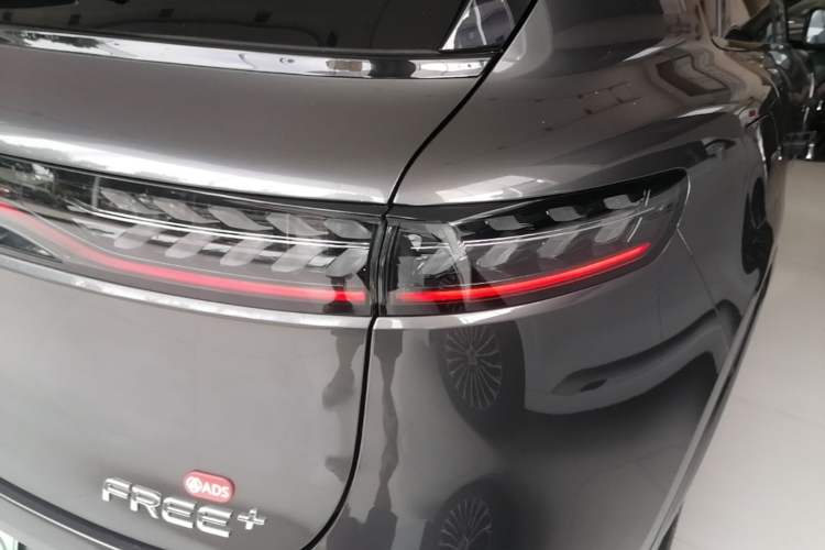 Used VOYAH FREE 2025 Model FREE+ Four-Wheel-Drive Qiankun Edition Right Rear Taillight