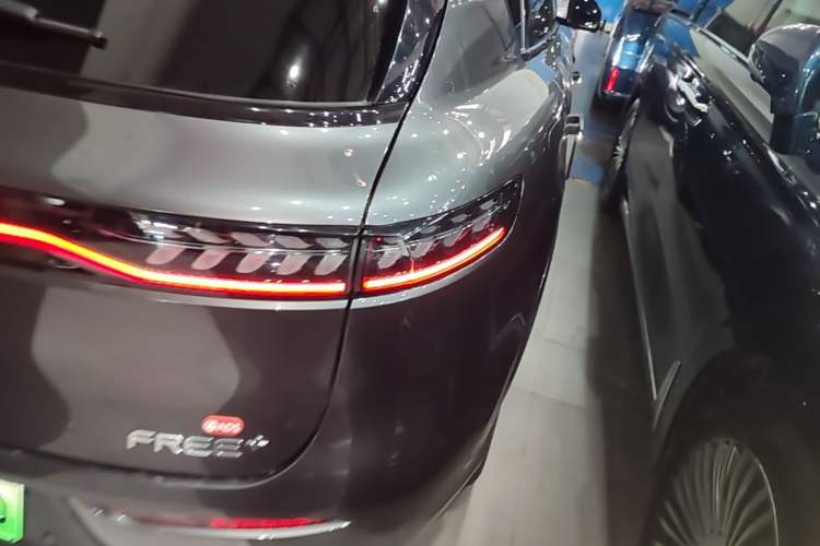 Used VOYAH FREE 2025 Model FREE+ Four-Wheel-Drive Qiankun Edition Right Rear Taillight