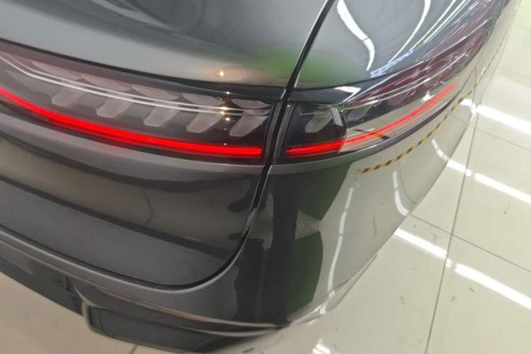 Used VOYAH FREE 2025 318 259 km All-Wheel-Drive Exploration Edition Right Rear Taillight