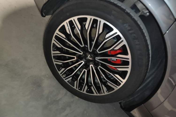 Used VOYAH FREE 2025 Model FREE+ Four-Wheel-Drive Qiankun Edition Right Rear Wheel Hub
