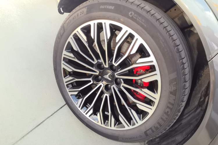 Used VOYAH FREE 2025 Model FREE+ Four-Wheel-Drive Qiankun Edition Right Rear Wheel Hub