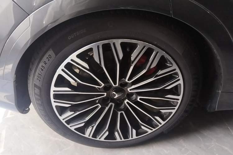 Used VOYAH FREE 2025 Model FREE+ Four-Wheel-Drive Qiankun Edition Right Rear Wheel Hub