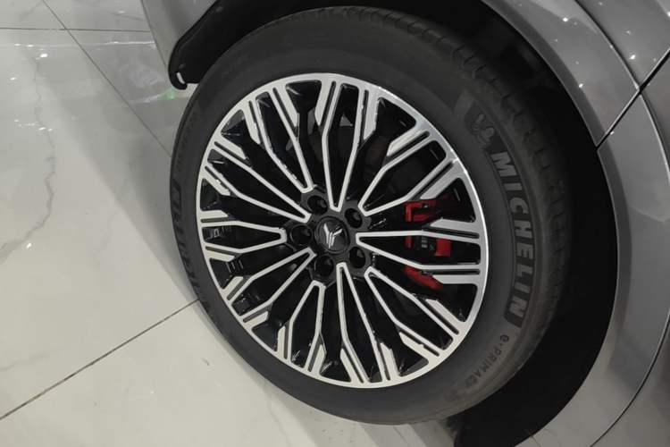 Used VOYAH FREE 2025 Model FREE+ Four-Wheel-Drive Qiankun Edition Right Rear Wheel Hub