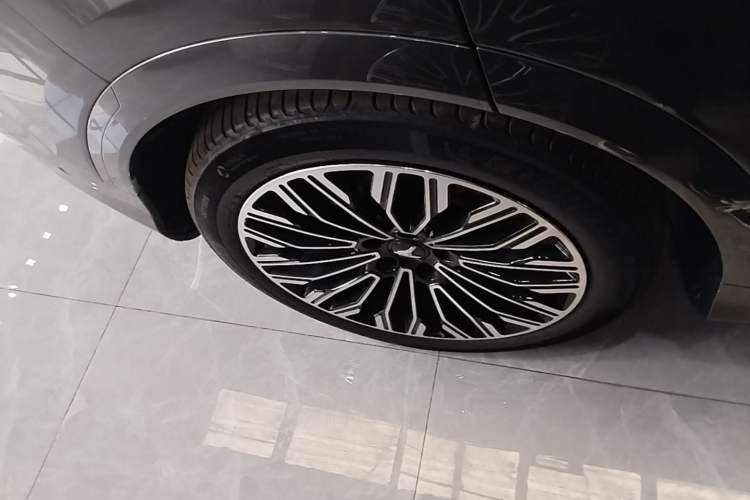 Used VOYAH FREE 2025 Model FREE+ Four-Wheel-Drive Qiankun Edition Right Rear Wheel Hub