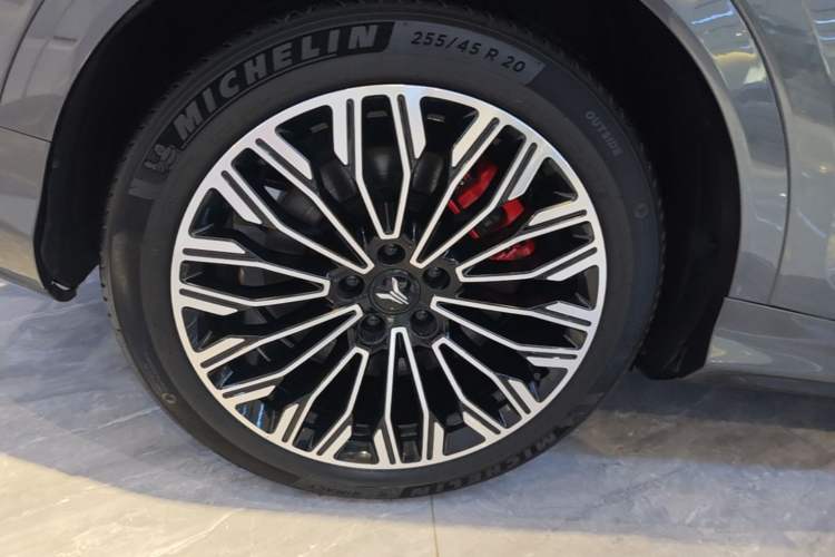 Used VOYAH FREE 2025 Model FREE+ Four-Wheel-Drive Qiankun Edition Right Rear Wheel Hub