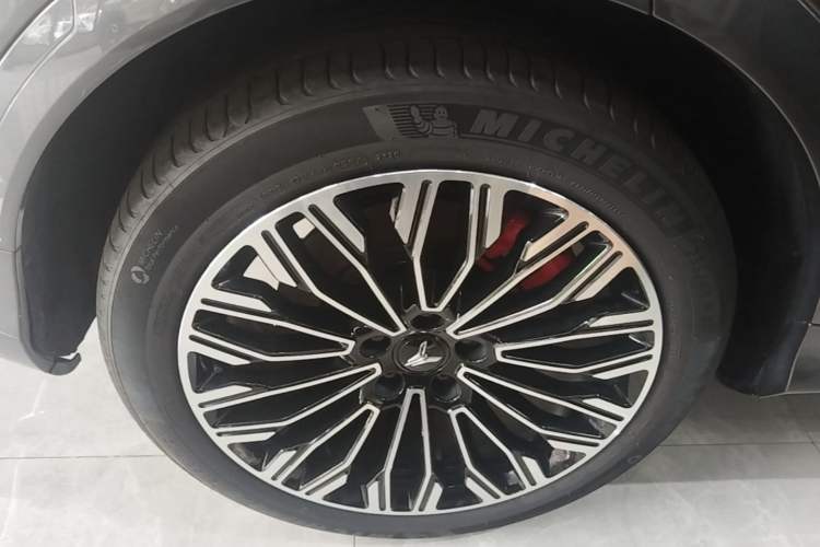 Used VOYAH FREE 2025 Model FREE+ Rear-Drive Qiankun Edition Right Rear Wheel Hub