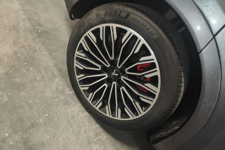Used VOYAH FREE 2025 Model FREE+ Rear-Drive Qiankun Edition Right Rear Wheel Hub