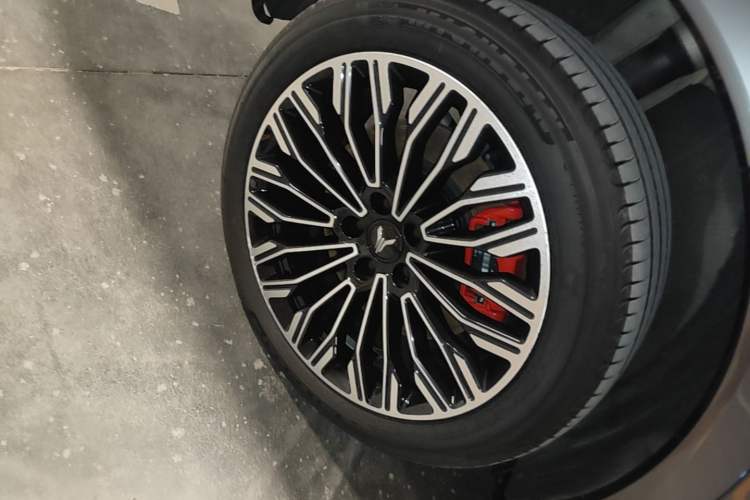 Used VOYAH FREE 2025 Model FREE+ Four-Wheel-Drive Qiankun Edition Right Rear Wheel Hub