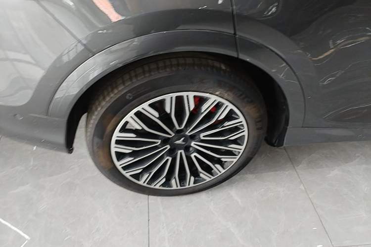Used VOYAH FREE 2025 Model FREE+ Rear-Drive Qiankun Edition Right Rear Wheel Hub