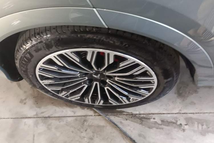 Used VOYAH FREE 2025 Model FREE+ Rear-Drive Qiankun Edition Right Rear Wheel Hub