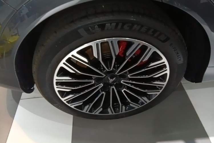 Used VOYAH FREE 2025 Model FREE+ Four-Wheel-Drive Qiankun Edition Right Rear Wheel Hub