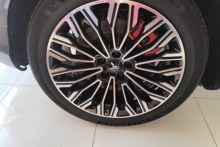 Used VOYAH FREE 2025 Model FREE+ Four-Wheel-Drive Qiankun Edition Right Rear Wheel Hub