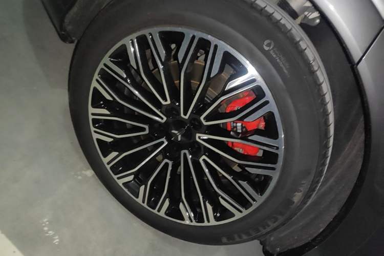 Used VOYAH FREE 2025 Model FREE+ Four-Wheel-Drive Qiankun Edition Right Rear Wheel Hub
