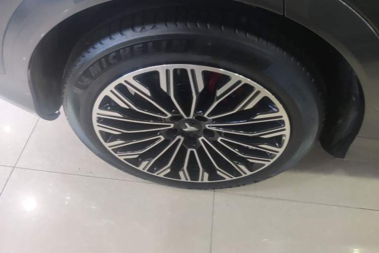 Used VOYAH FREE 2025 Model FREE+ Rear-Drive Qiankun Edition Right Rear Wheel Hub