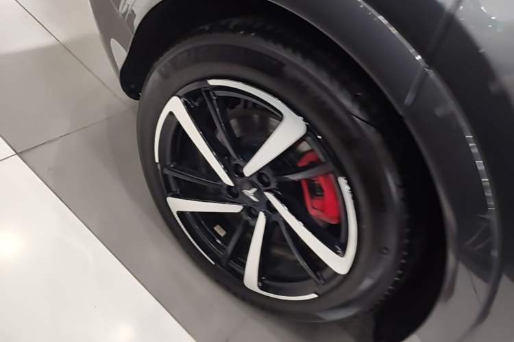 Used VOYAH FREE 2025 Model FREE+ Four-Wheel-Drive Qiankun Edition Right Rear Wheel Hub