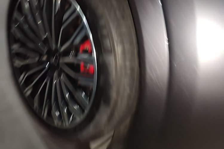 Used VOYAH FREE 2025 Model FREE+ Four-Wheel-Drive Qiankun Edition Right Rear Wheel Hub