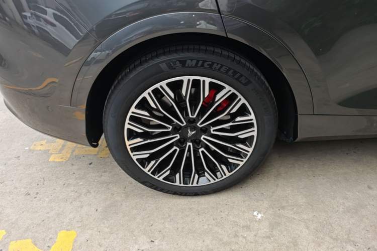 Used VOYAH FREE 2025 Model FREE+ Four-Wheel-Drive Qiankun Edition Right Rear Wheel Hub