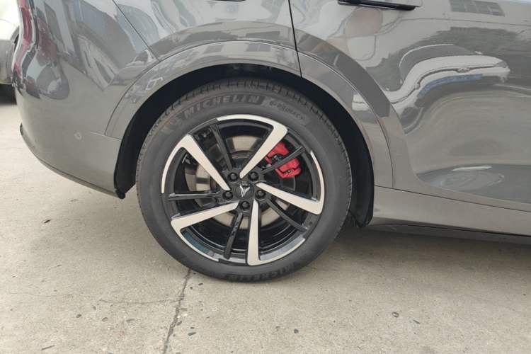 Used VOYAH FREE 2025 Model FREE+ Four-Wheel-Drive Qiankun Edition Right Rear Wheel Hub