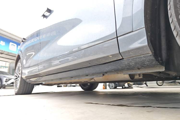 Used VOYAH FREE 2025 Model FREE+ Four-Wheel-Drive Qiankun Edition Right Side Sill