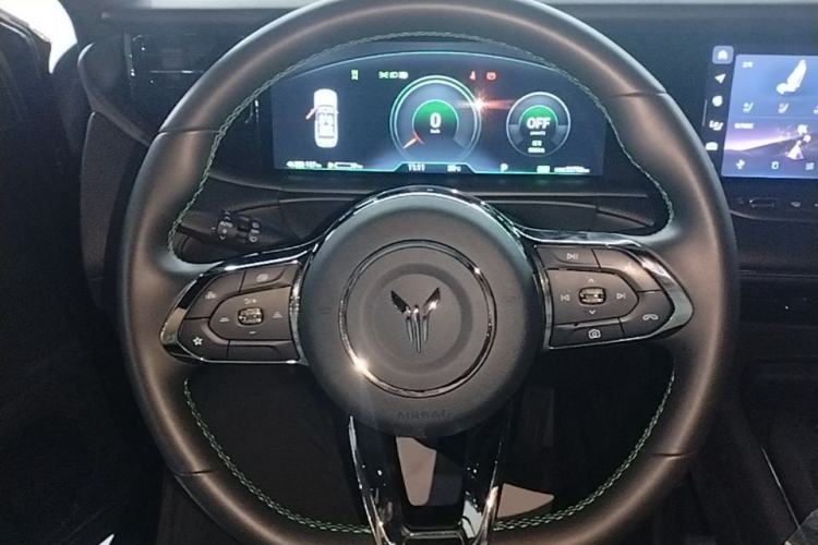 Used VOYAH FREE 2025 318 259 km All-Wheel-Drive Exploration Edition Steering Wheel