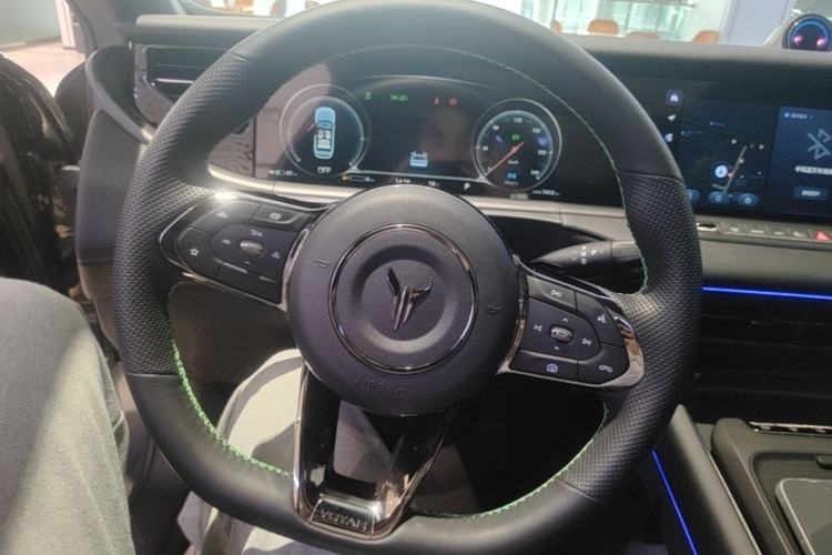 Used VOYAH FREE 2025 318 259 km All-Wheel-Drive Exploration Edition Steering Wheel