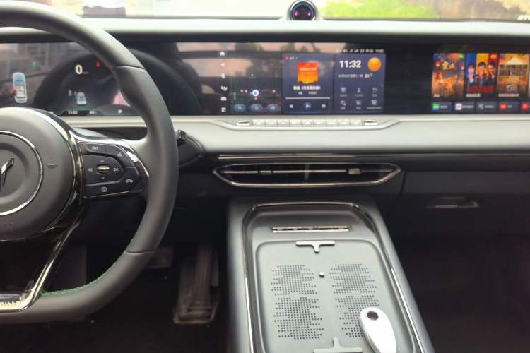 Used VOYAH FREE 2025 318 318 km Rear-Drive Touring Edition Audio And AC Panel