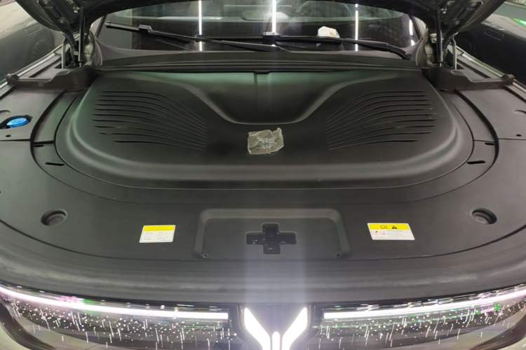 Used VOYAH FREE 2025 Model FREE+ Four-Wheel-Drive Qiankun Edition Engine Bay