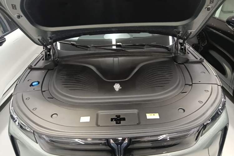 Used VOYAH FREE 2025 Model FREE+ Four-Wheel-Drive Qiankun Edition Engine Bay