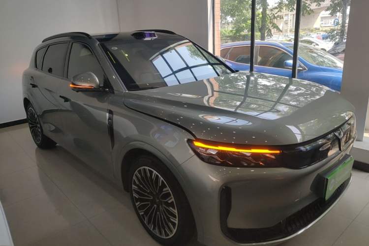 Used VOYAH FREE 2025 Model FREE+ Four-Wheel-Drive Qiankun Edition Front Right 45 Deg