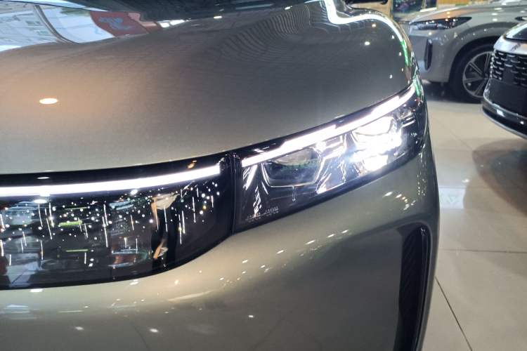 Used VOYAH FREE 2025 Model FREE+ Rear-Drive Qiankun Edition Left Front Headlight