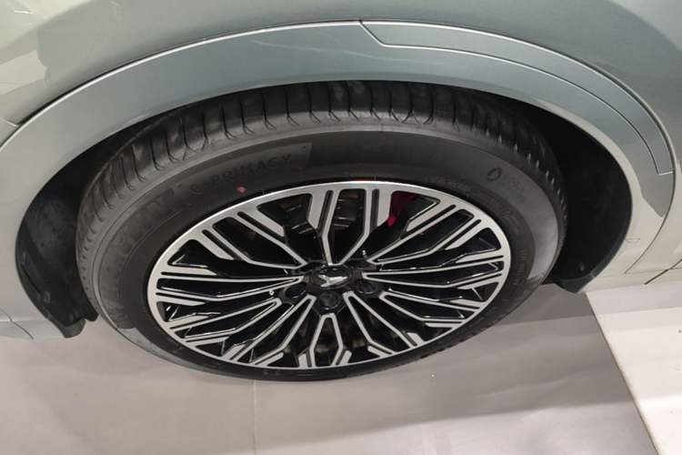 Used VOYAH FREE 2025 Model FREE+ Four-Wheel-Drive Qiankun Edition Left Front Wheel Hub