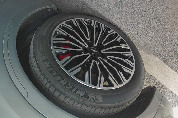 Used VOYAH FREE 2025 Model FREE+ Rear-Drive Qiankun Edition Left Front Wheel Hub