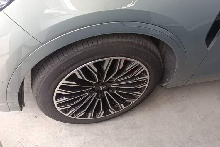 Used VOYAH FREE 2025 Model FREE+ Rear-Drive Qiankun Edition Left Front Wheel Hub